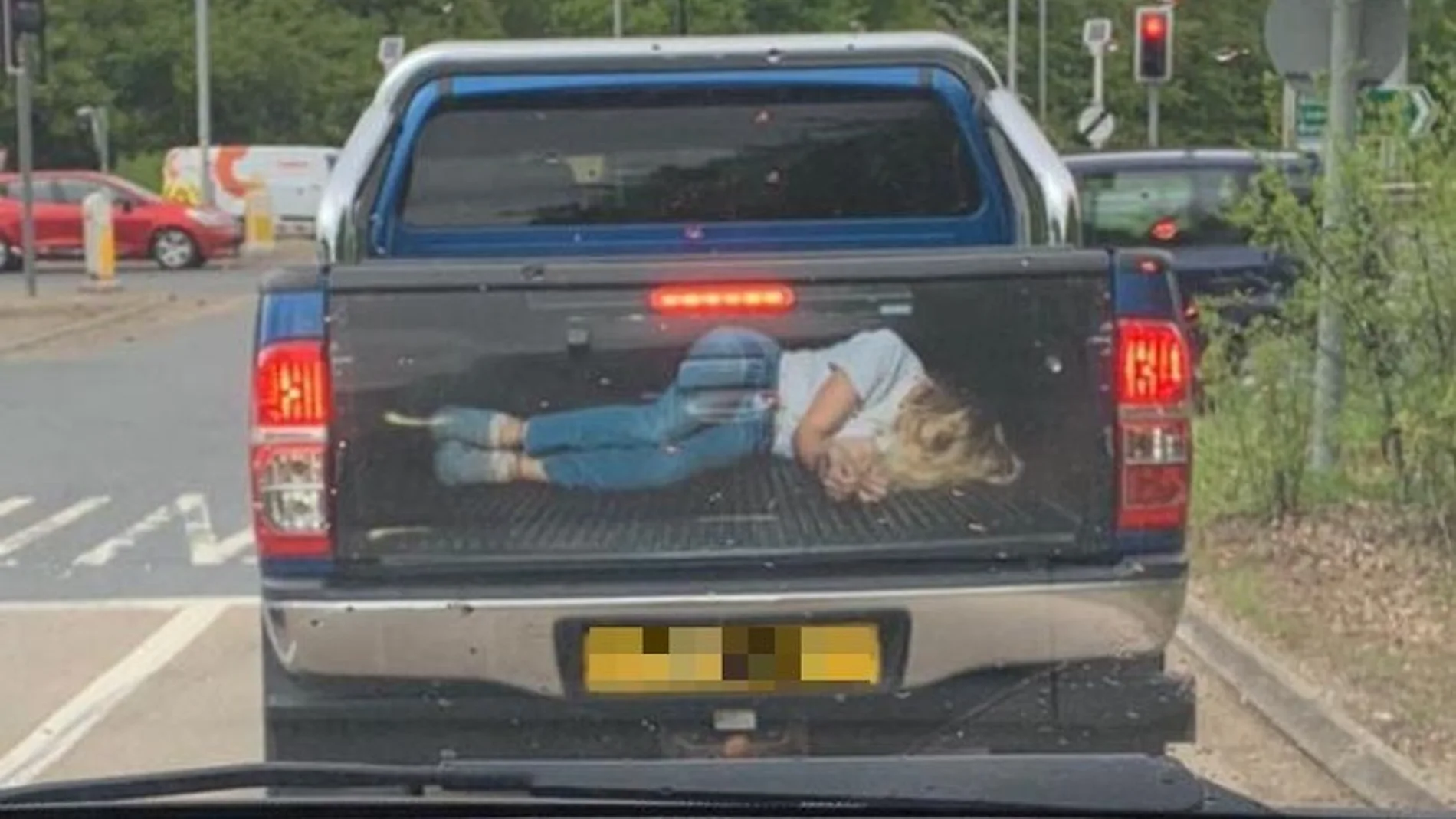 Imagen de la furgoneta con el vinilo de una mujer secuestrada