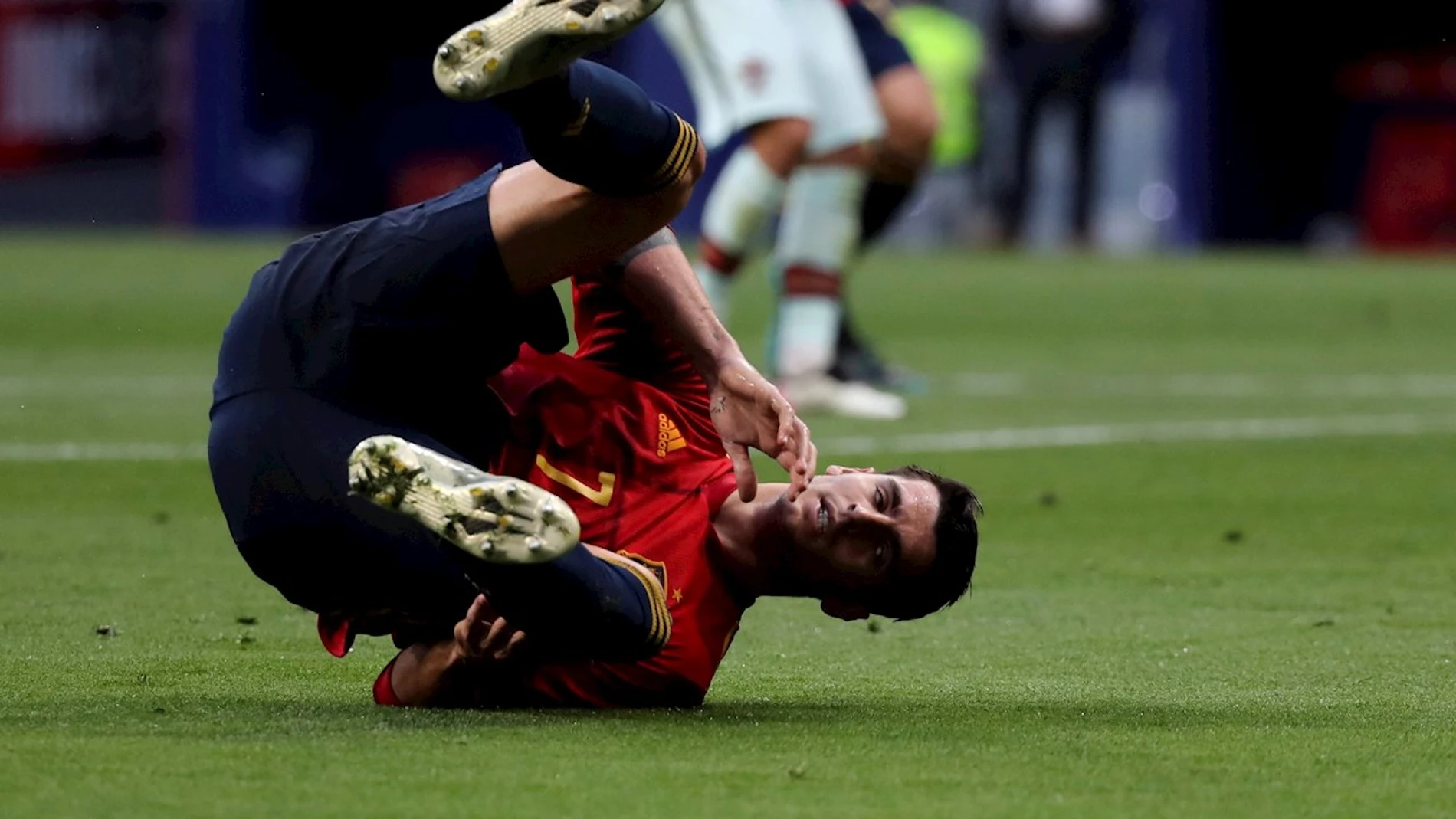 Álvaro Morata cae al césped