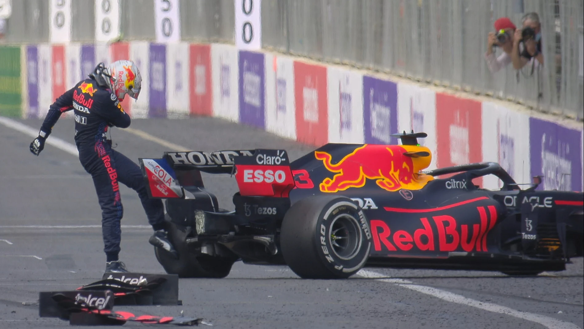 Max Verstappen patea su coche