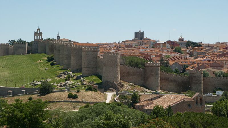 Tren Teresa de Ávila: El tren turístico que te lleva hasta la muralla medieval de Ávila y que incluye actividades gratuitas