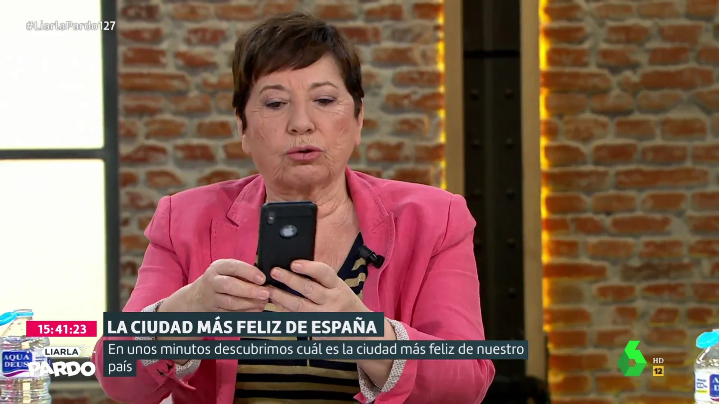 Celia Villalobos desvela sus trucos para hacerse 'selfies': "Es que sino salgo muy gorda" Celia Villalobos desvela sus trucos para hacerse 'selfies': "Es que sino salgo muy gorda"