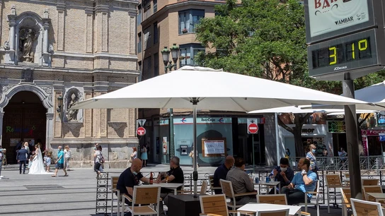 Imagen de archivo de una terraza de Zaragoza Imagen de archivo de una terraza de Zaragoza