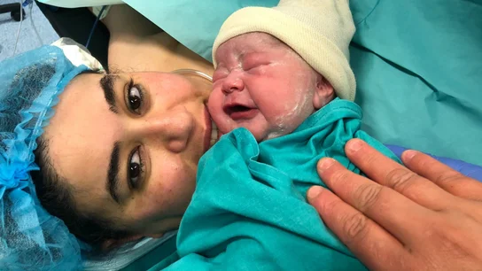 Una mujer da a luz a un bebé sano tras pasar 24 días ingresada por COVID en la UCI Una mujer da a luz a un bebé sano tras pasar 24 días ingresada por COVID en la UCI