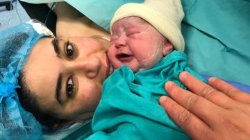 Una mujer da a luz a un bebé sano tras pasar 24 días ingresada por COVID en la UCI