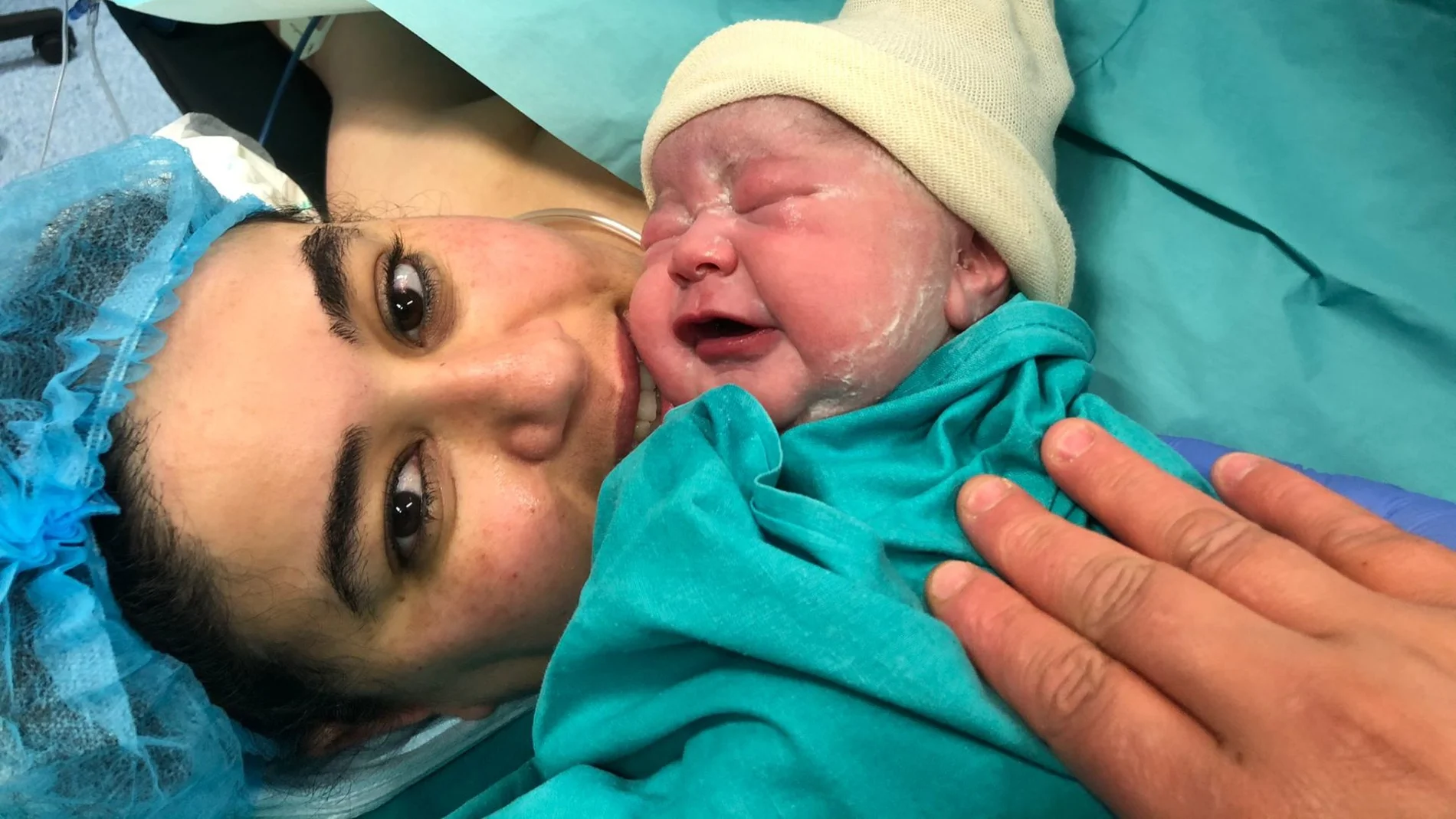Una mujer da a luz a un bebé sano tras pasar 24 días ingresada por COVID en la UCI