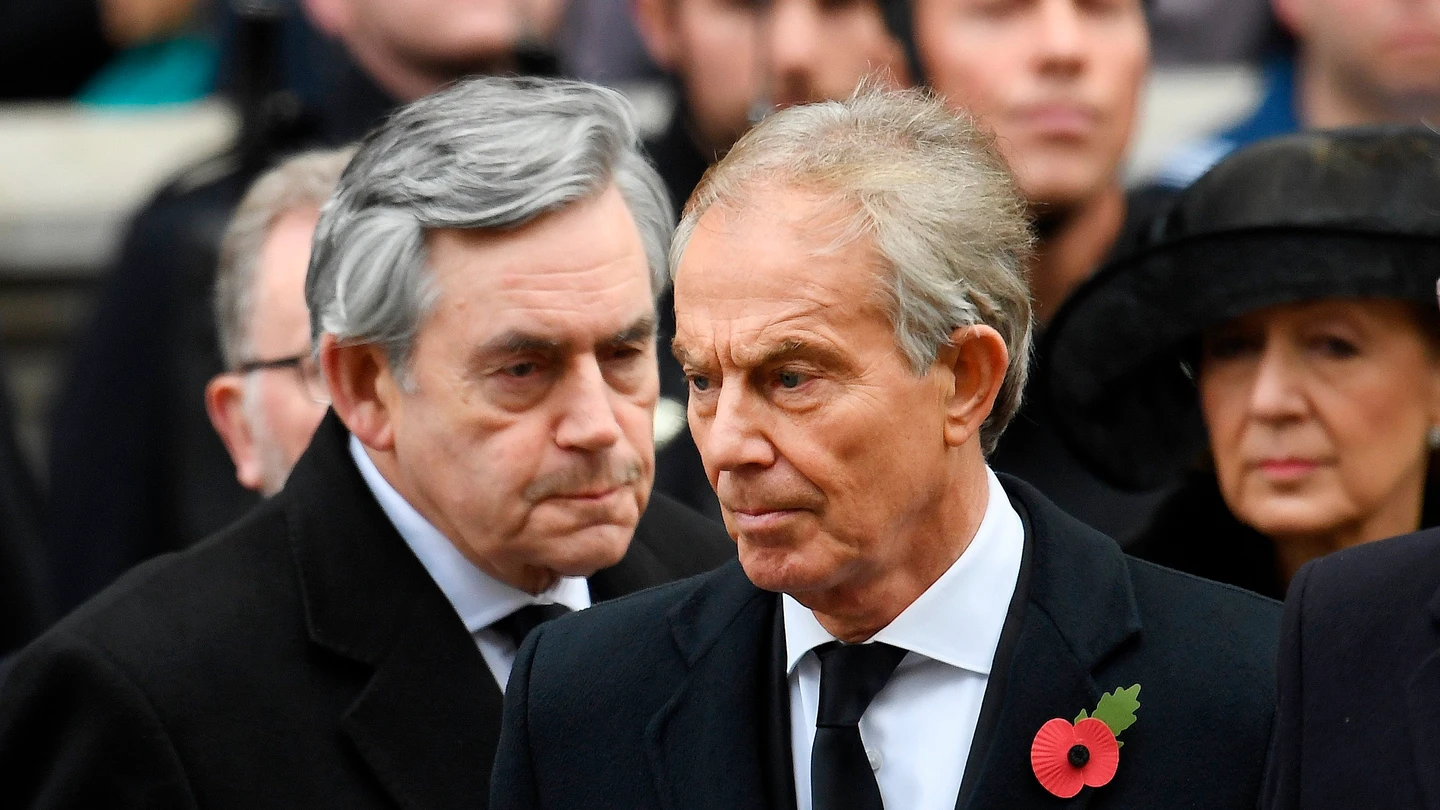 Los exprimeros ministros británicos Gordon Brown y Tony Blair en un acto, que apoyan la iniciativa de Save the Children Brown