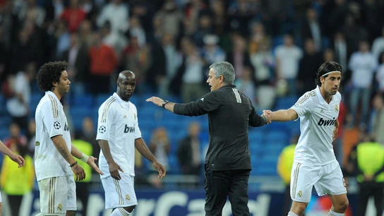 Mourinho saludando a Khedira tras un partido en el Santiago Bernabéu Mourinho saludando a Khedira tras un partido en el Santiago Bernabéu