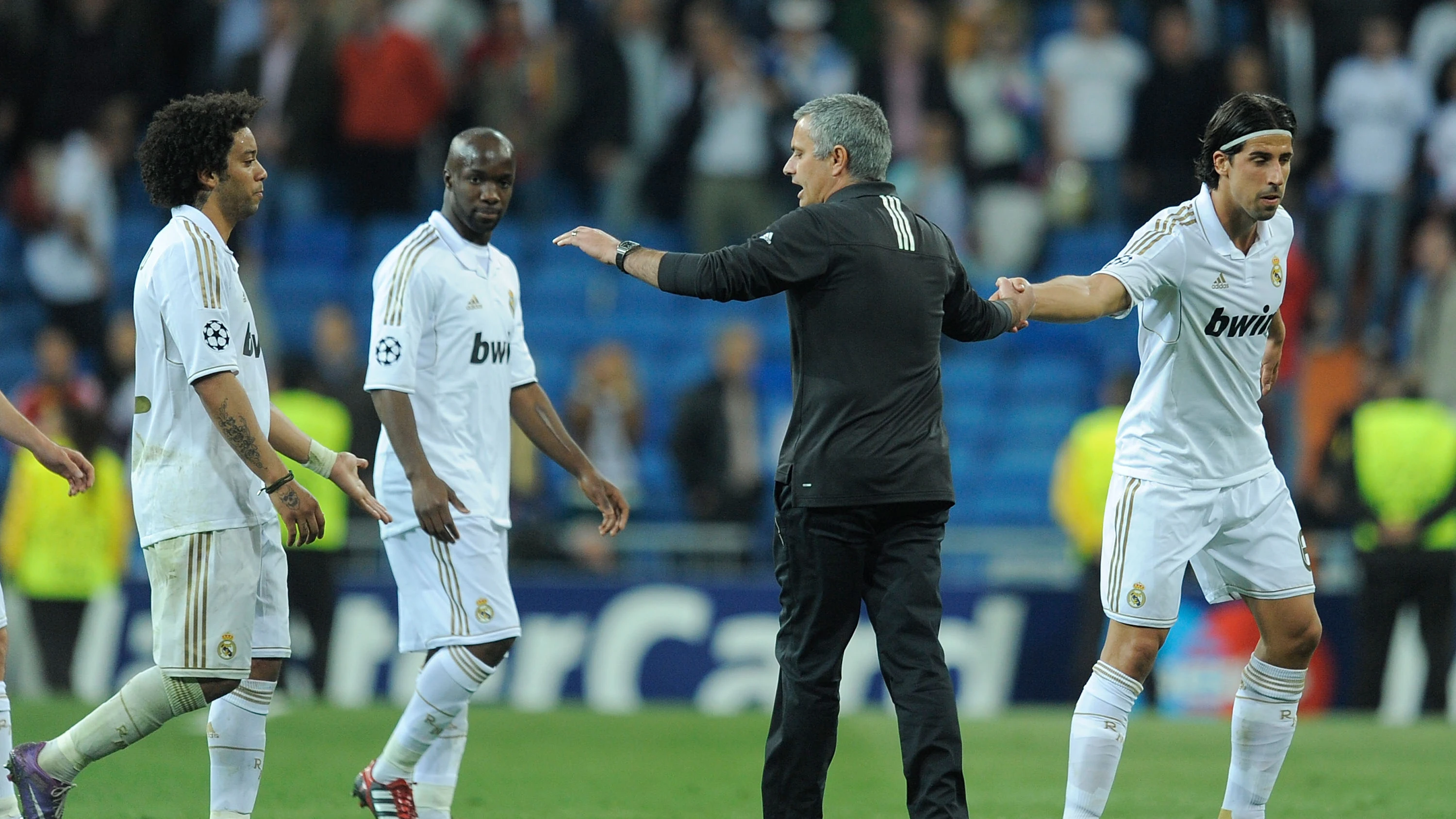 Mourinho saludando a Khedira tras un partido en el Santiago Bernabéu