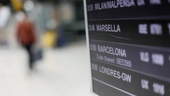 Un panel indica la llegada del primer vuelo desde Londres (Reino Unido), a la terminal T4 del Aeropuerto Adolfo Suárez - Madrid Barajas Viajes