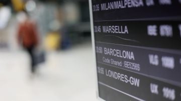 Un panel indica la llegada del primer vuelo desde Londres (Reino Unido), a la terminal T4 del Aeropuerto Adolfo Suárez - Madrid Barajas