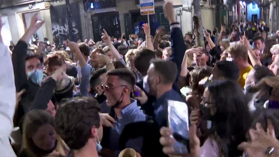 Las impactantes imágenes de las aglomeraciones sin distancia ni mascarillas en Barcelona en plena pandemia Las impactantes imágenes de las aglomeraciones sin distancia ni mascarillas en Barcelona en plena pandemia