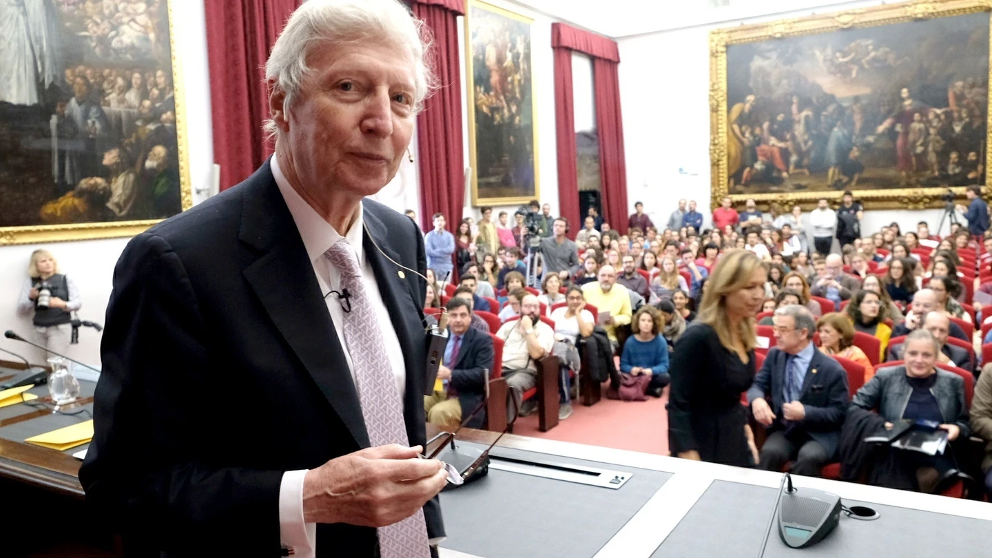 El Nobel de Medicina Jules A. Hoffmann comparte en la Universidad de Sevilla su experiencia con estudiantes y científicos El Nobel de Medicina Jules Hoffman cree que no debería representar "ningún problema" el combinar dosis de la vacuna contra el COVID
