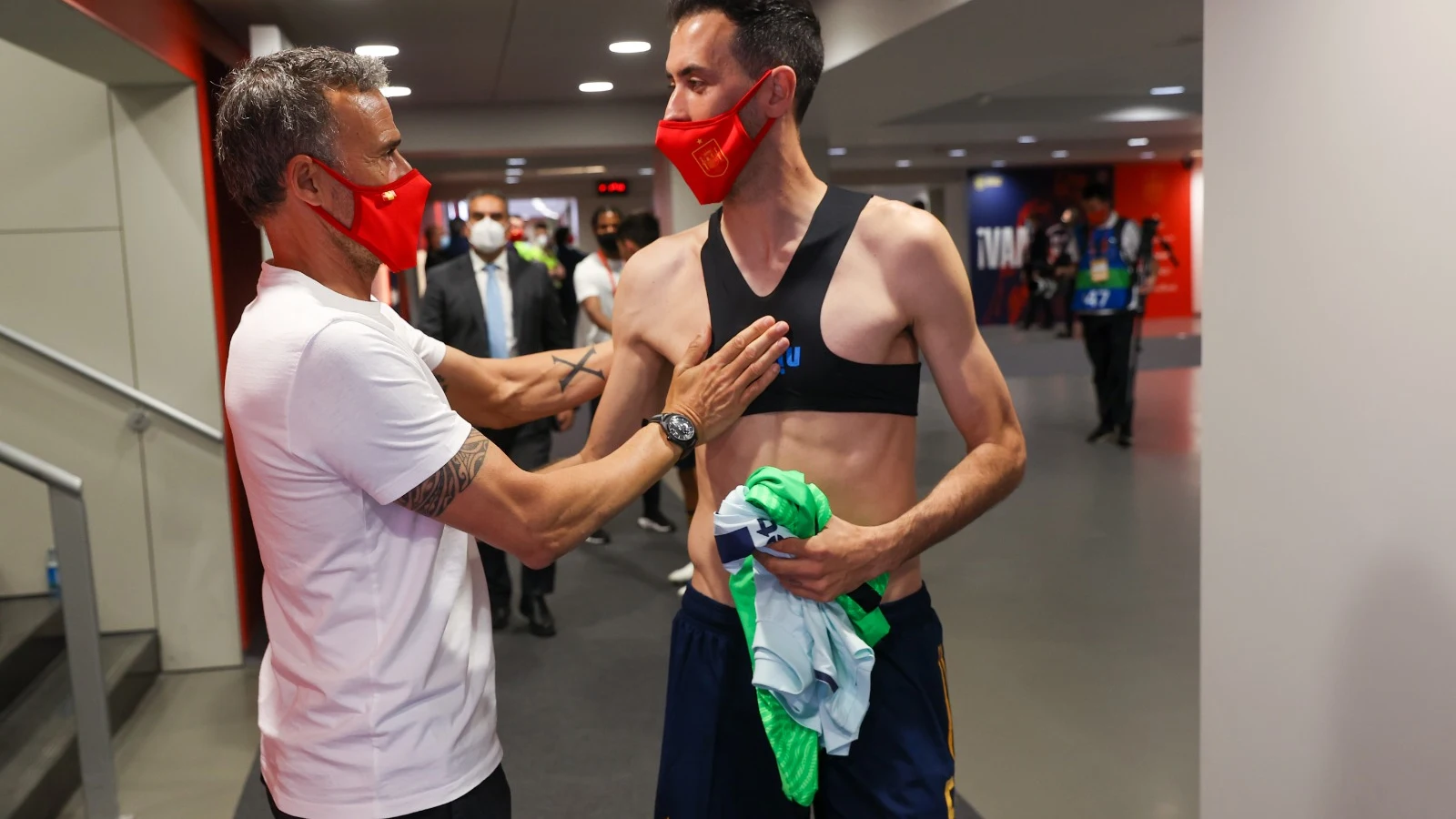 Luis Enrique y Sergio Busquets, tras el partido ante Portugal