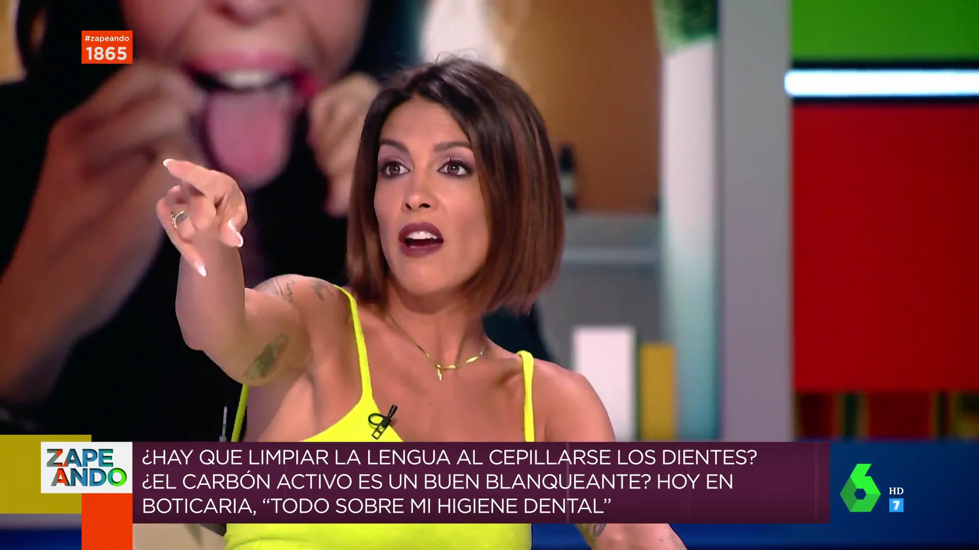 El inesperado momento en el que Lorena Castell interrumpe a Boticaria García al ver a una amiga en directo