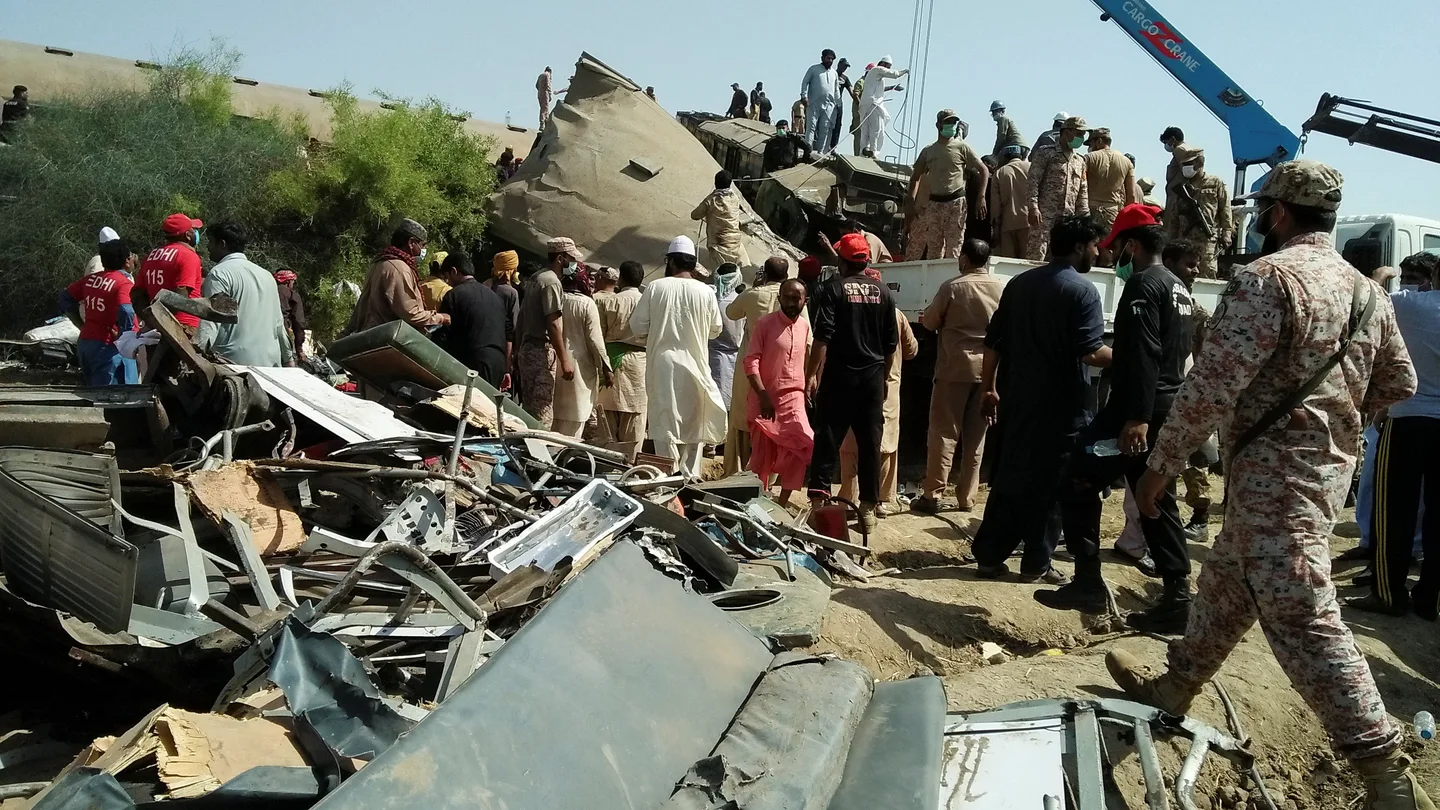 Soldados paramilitares y trabajadores de rescate se reúnen en el lugar tras una colisión entre dos trenes en Ghotki, Pakistán Pakistán