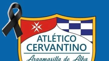 Escudo del Atlético Cervantino con un crespón negro en señal de luto por los fallecidos