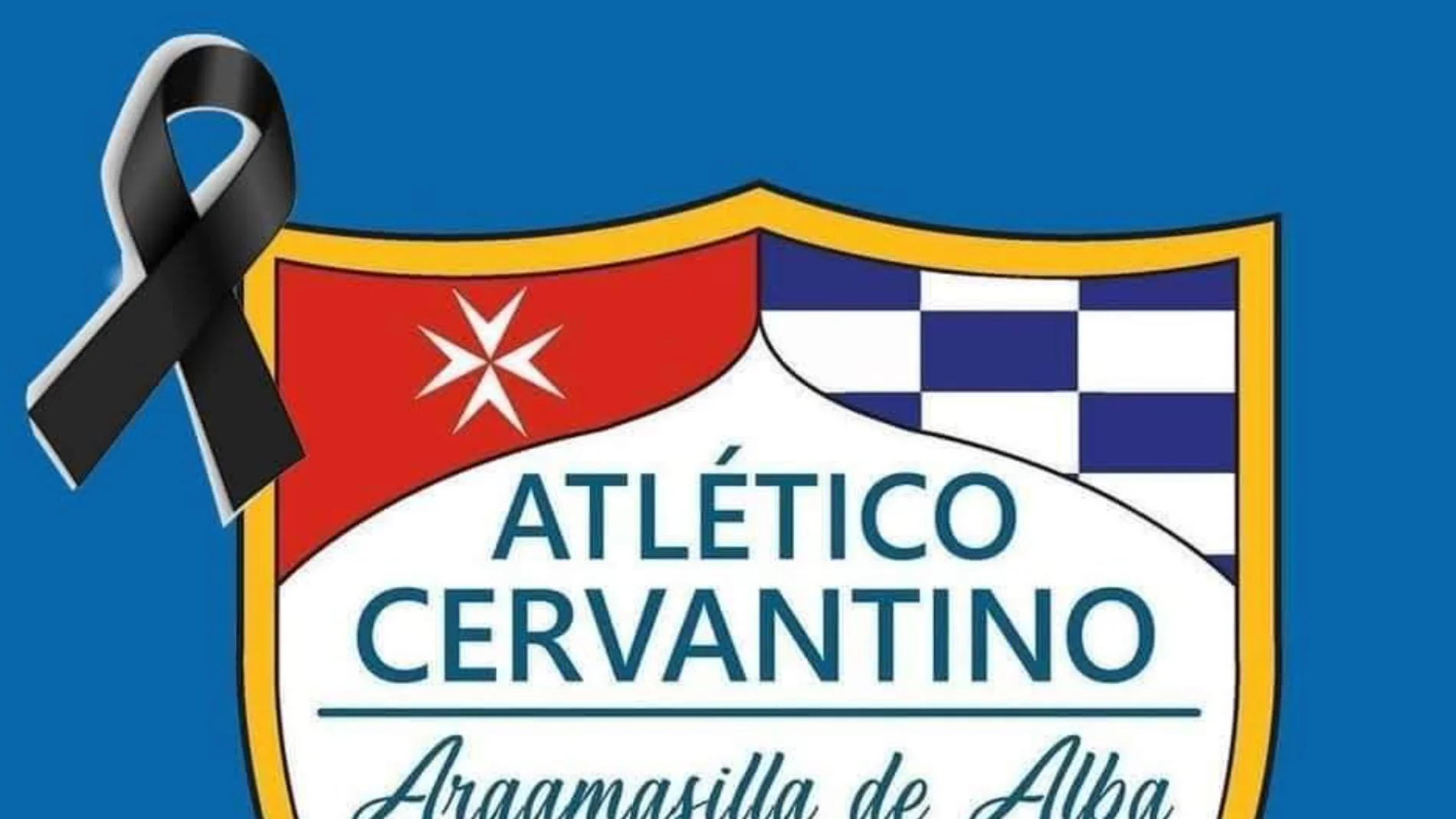 Escudo del Atlético Cervantino con un crespón negro en señal de luto por los fallecidos