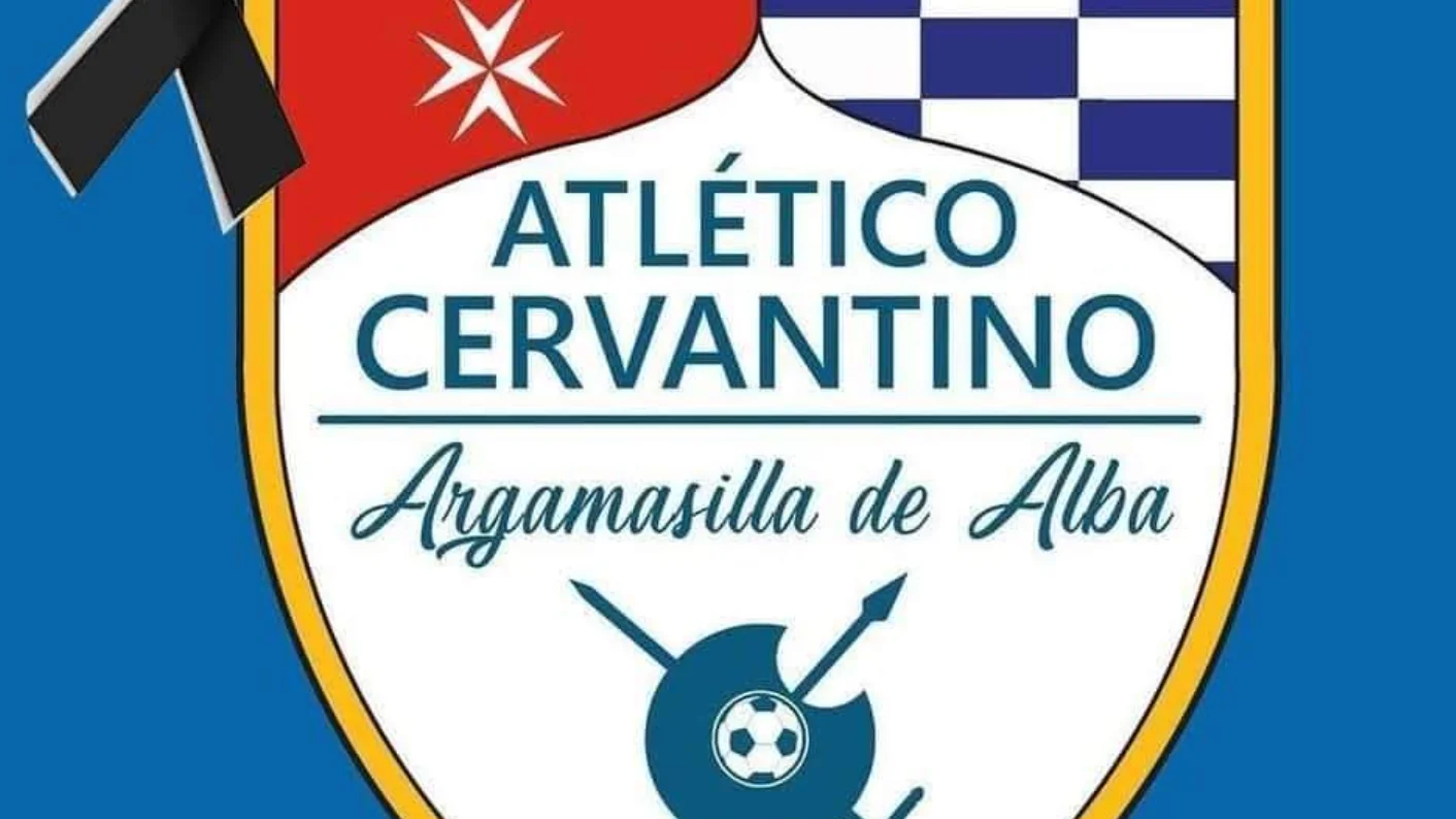 Escudo del Atlético Cervantino con un crespón negro en señal de luto por los fallecidos