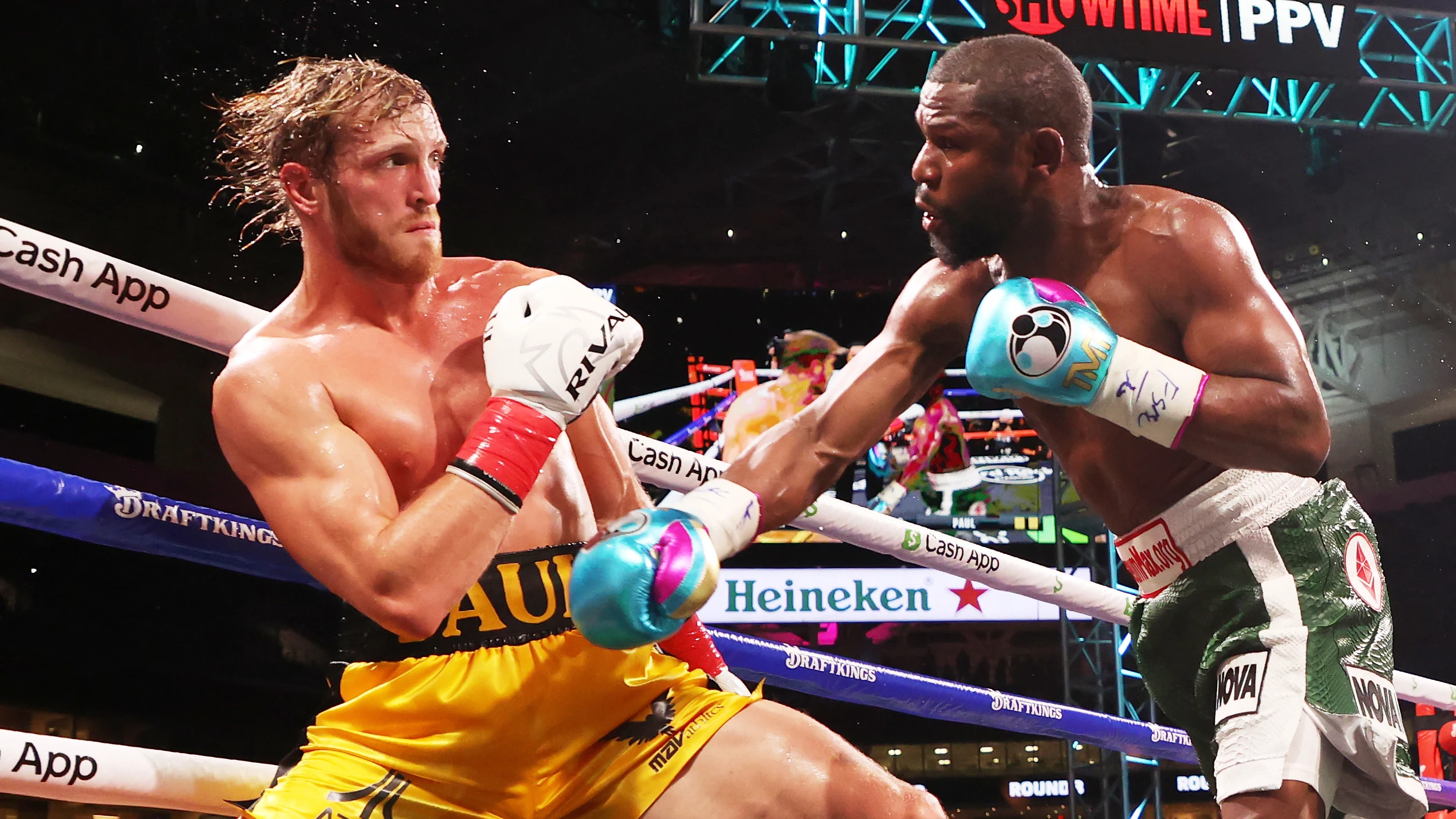  Floyd Maywaether y Logan Paul, en el Hard Rock Stadium