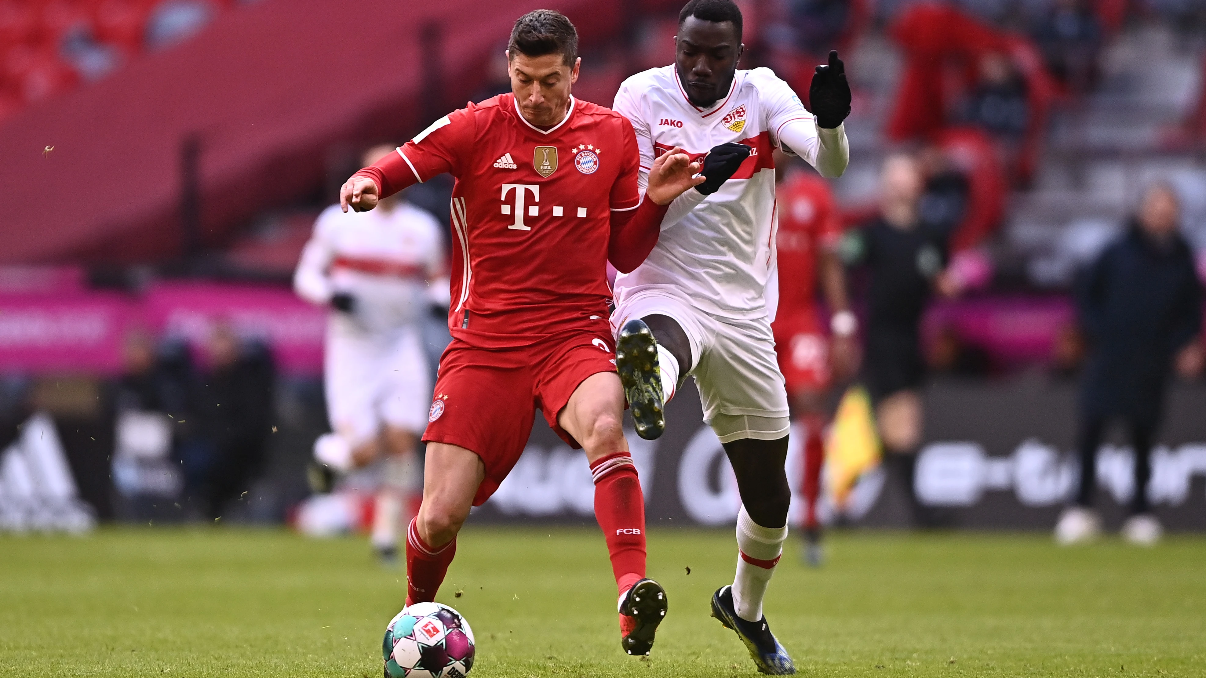 Robert Lewandowski y Silas Katompa Mvumpa