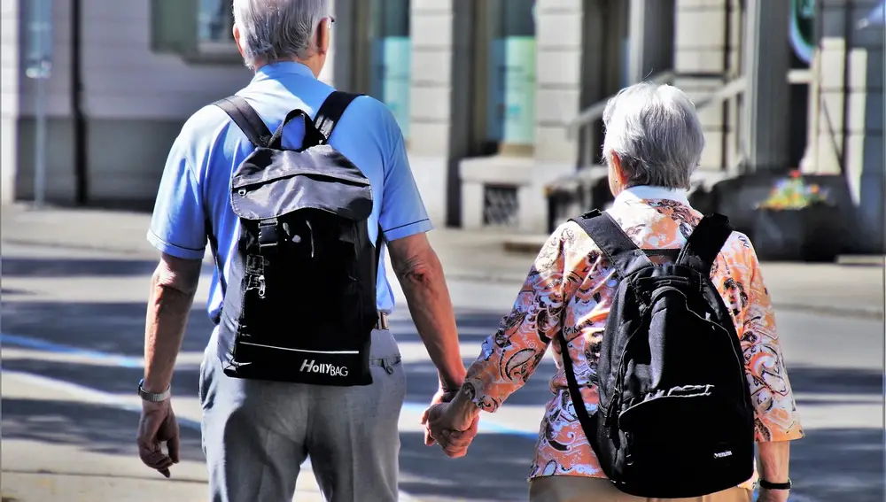 dos personas mayores paseando por la calle