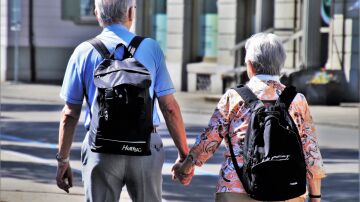 dos personas mayores paseando por la calle