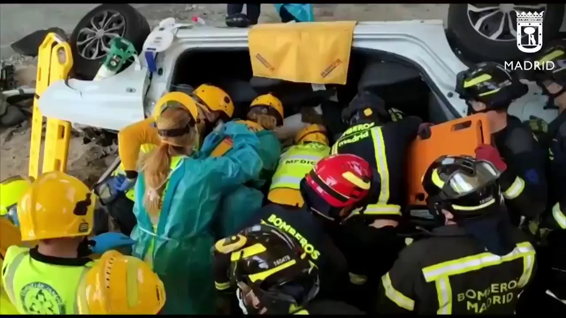 Rescatan a una joven atrapada en su vehículo tras sufrir un accidente en la M-40 de Madrid