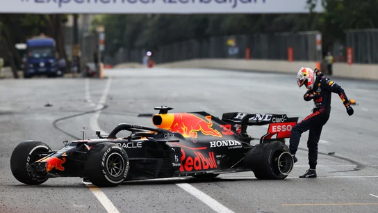 Verstappen da una patada al neumático trasero izquierdo en el Gran Premio de Azerbaiyán Verstappen da una patada al neumático trasero izquierdo en el Gran Premio de Azerbaiyán