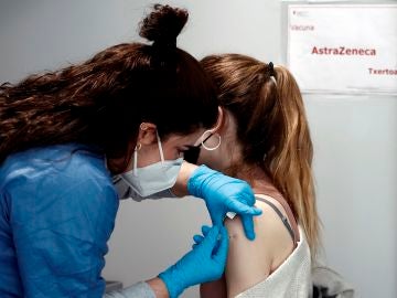 Una mujer recibe la vacuna frente al COVID
