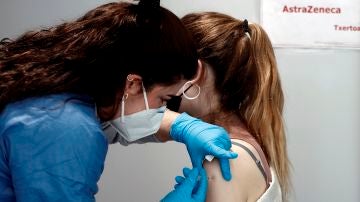 Una mujer recibe la vacuna frente al COVID