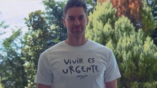 Pau Gasol, con la camiseta de Pau Donés 'Vivir es urgente' Pau Gasol, con la camiseta de Pau Donés 'Vivir es urgente'