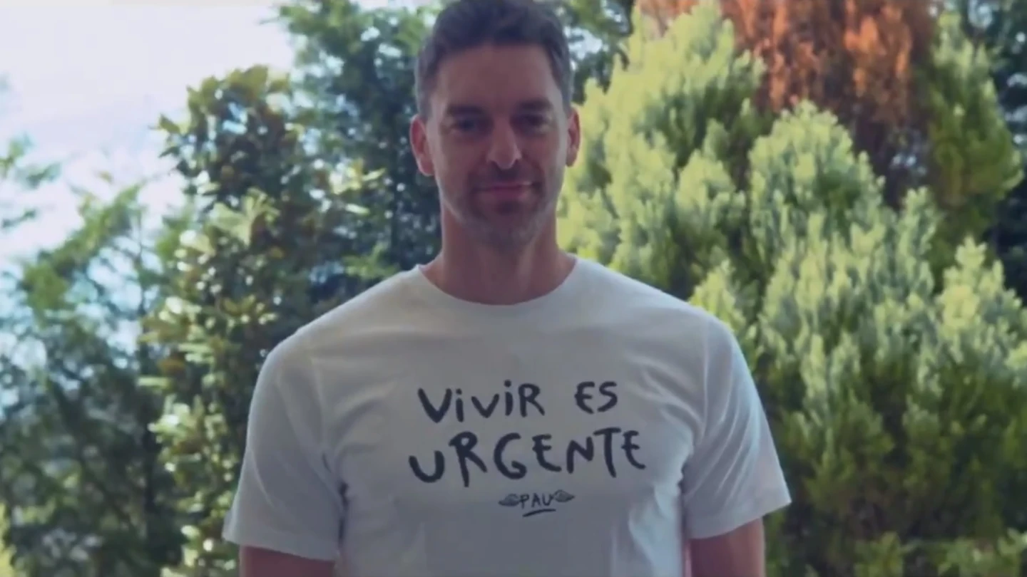 Pau Gasol, con la camiseta de Pau Donés 'Vivir es urgente' Pau Gasol, con la camiseta de Pau Donés 'Vivir es urgente'