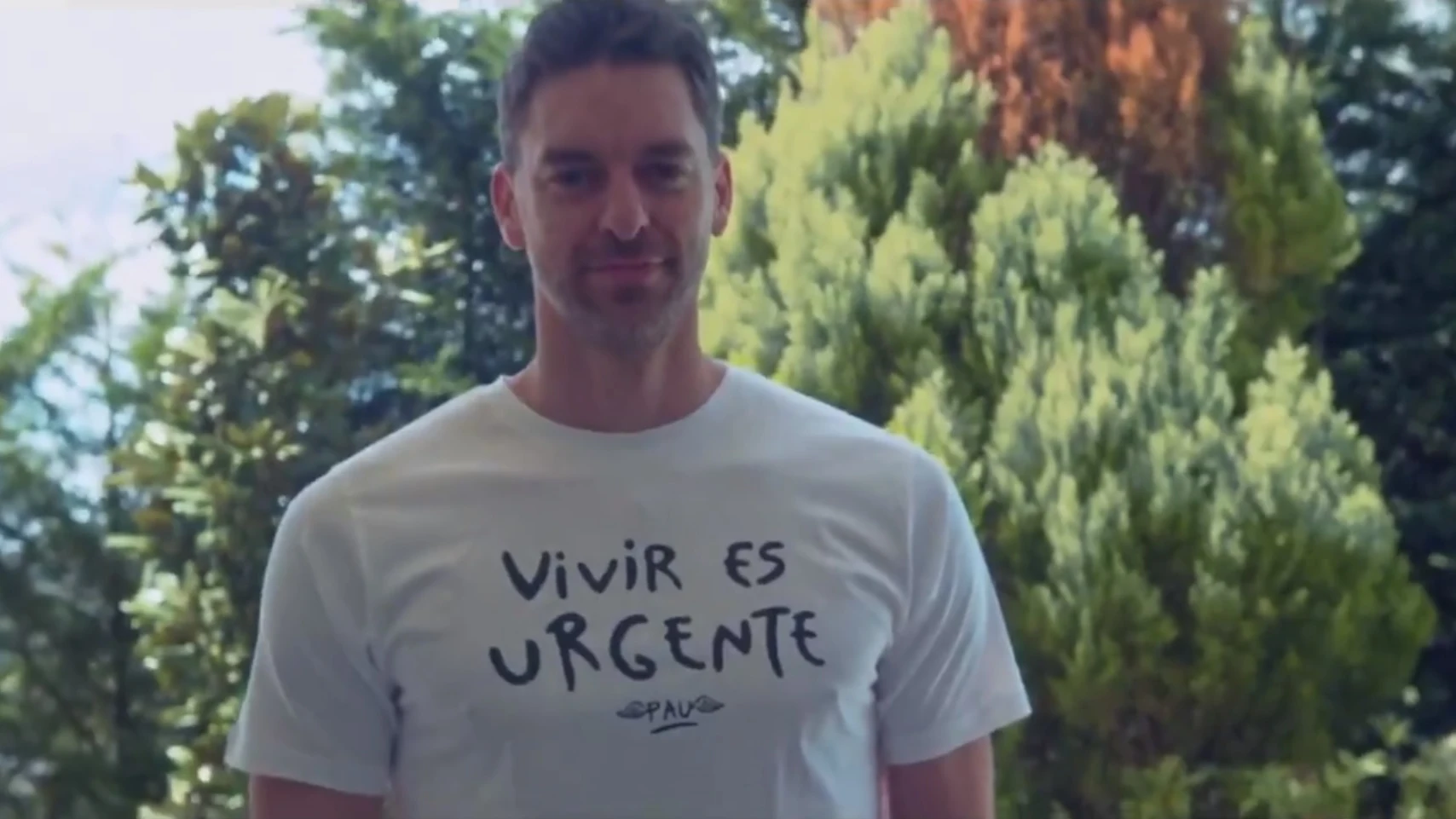 Pau Gasol, con la camiseta de Pau Donés 'Vivir es urgente'