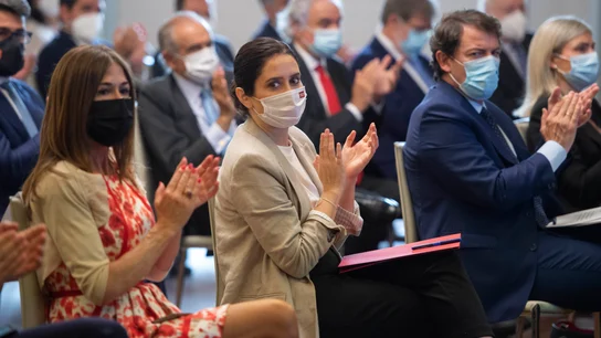 La presidenta en funciones de la Comunidad de Madrid, Isabel Díaz Ayuso, junto al presidente de Castilla y León, Alfonso Fernández Mañueco Caos