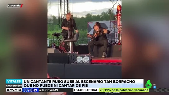 Un cantante se sube al escenario ebrio y tiene que dar el concierto sentado para no caerse Un cantante se sube al escenario ebrio y tiene que dar el concierto sentado para no caerse