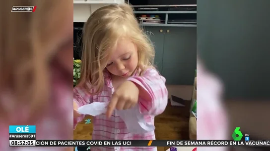 El enfado de una niña con su madre al descubrir uno de sus dibujos en la basura El enfado de una niña con su madre al descubrir uno de sus dibujos en la basura
