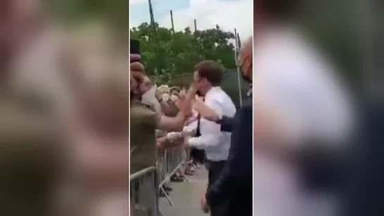 Abofetean a Macron durante un acto público al acercarse a saludar a simpatizantes Abofetean a Macron durante un acto público al acercarse a saludar a simpatizantes