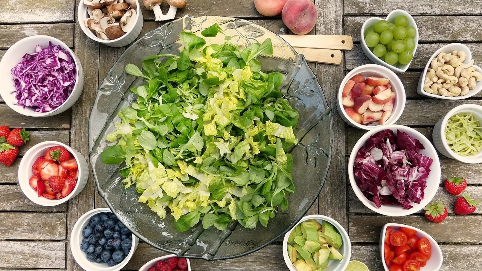 ensalada con varios tipos de acompañamientos vegetales