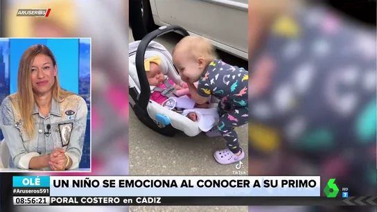 La tierna reacción de un niño pequeño al conocer a su prima recién nacida La tierna reacción de un niño pequeño al conocer a su prima recién nacida