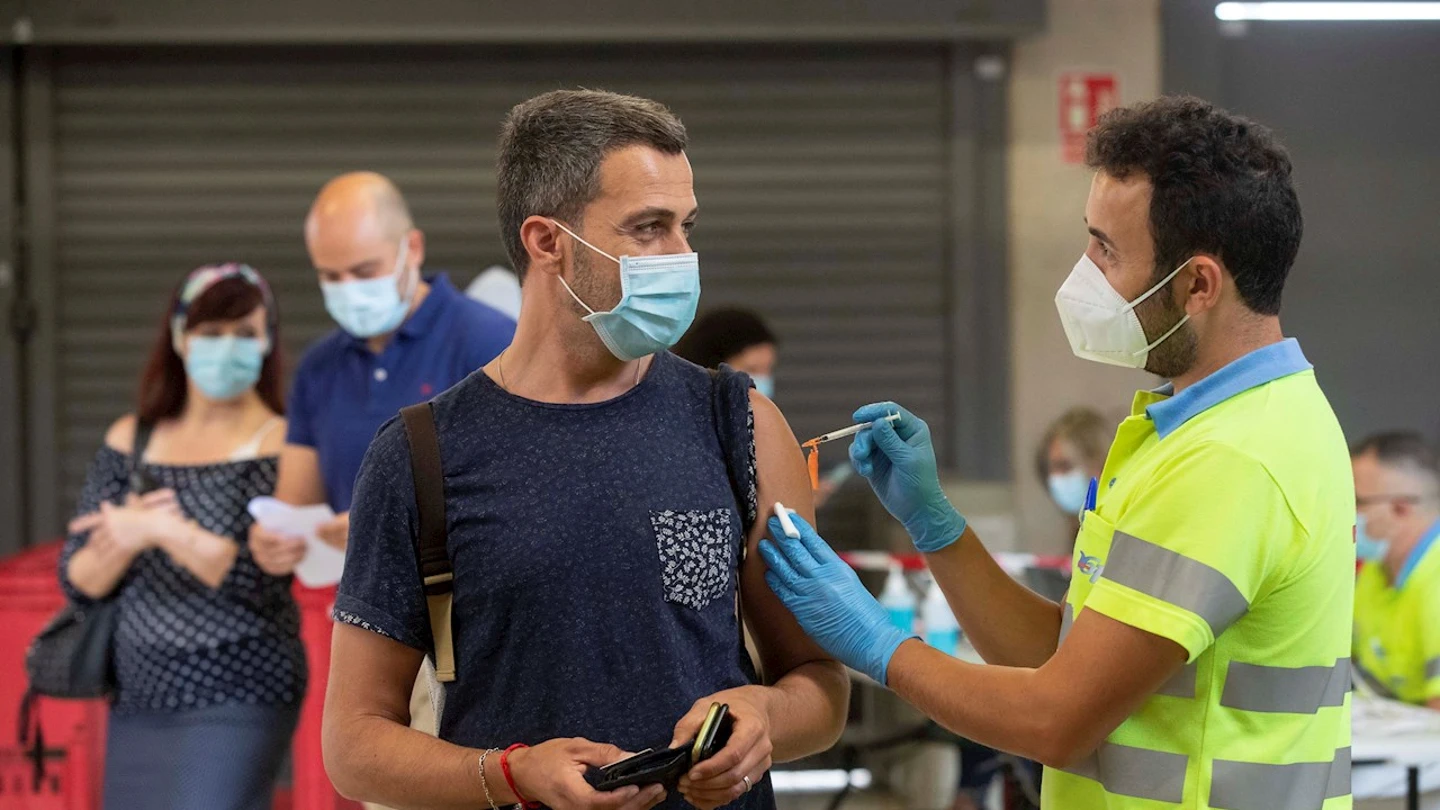 Vacunan con Pfizer a un hombre en el Estadio Nueva Condomina de Murcia Vacunan con Pfizer a un hombre en el Estadio Nueva Condomina de Murcia