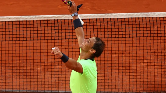 Rafa Nadal celebra su pase a cuartos de final de Roland Garros tras vencer a Jannik Sinner Rafa Nadal celebra su pase a cuartos de final de Roland Garros tras vencer a Jannik Sinner