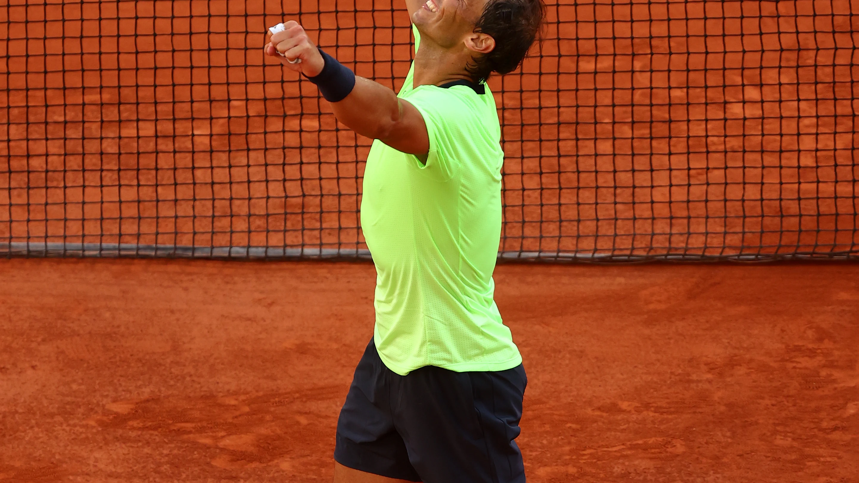  Rafa Nadal celebra su pase a cuartos de final de Roland Garros tras vencer a Jannik Sinner