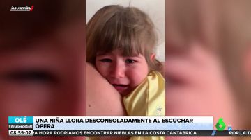 Una niña rompe a llorar emocionada al escuchar una ópera de Puccini