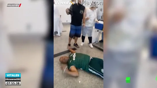 La exagerada reacción de un hombre que llega a desmayarse tras vacunarse contra el COVID-19 La exagerada reacción de un hombre que llega a desmayarse tras vacunarse contra el COVID-19
