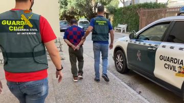 Agentes de la Guardia Civil con el detenido en Alzira.