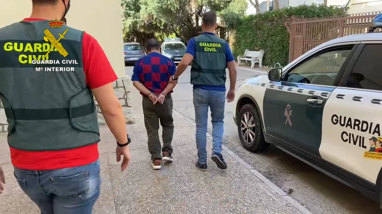 Agentes de la Guardia Civil con el detenido en Alzira.