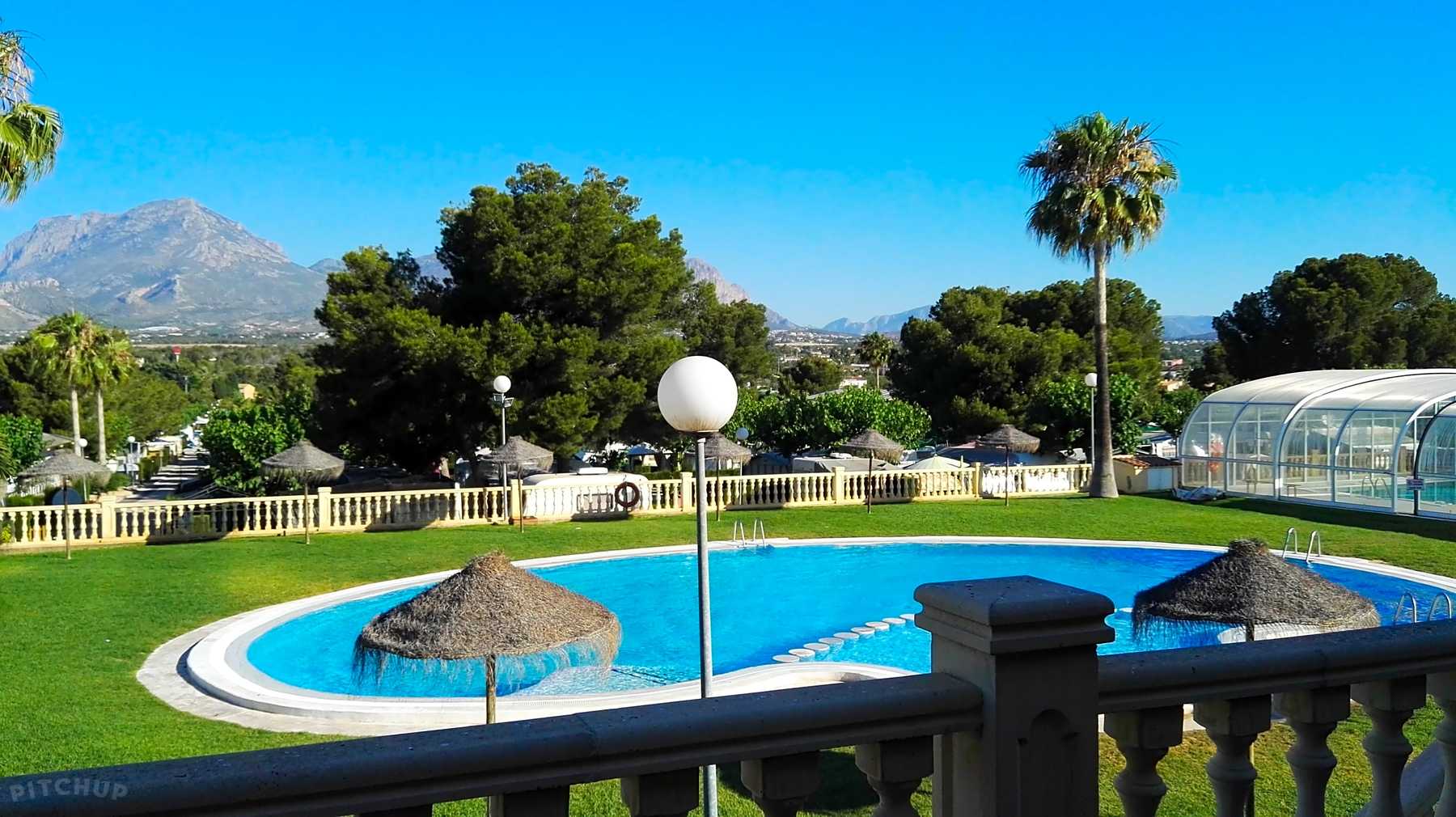 Vista del camping El Racó, en Benidorm, destacado entre los destinos más populares por Pitchup