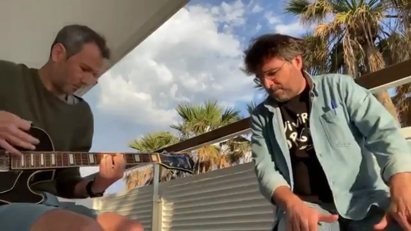 Jordi Évole canta 'Grita' para homenajear a Pau Donés un año después de su muerte Jordi Évole canta 'Grita' para homenajear a Pau Donés un año después de su muerte