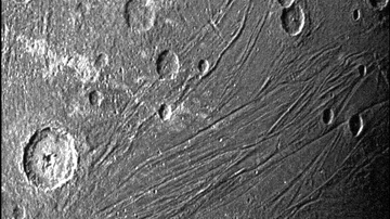 Imagen del lado oscuro de Ganímedes obtenida por la cámara de navegación de la Unidad de Referencia Estelar