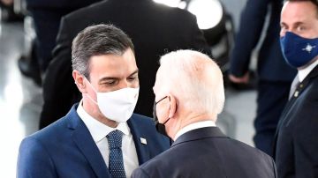  El presidente del Gobierno, Pedro Sánchez, conversa con el mandatario de Estados Unidos, Joe Biden.